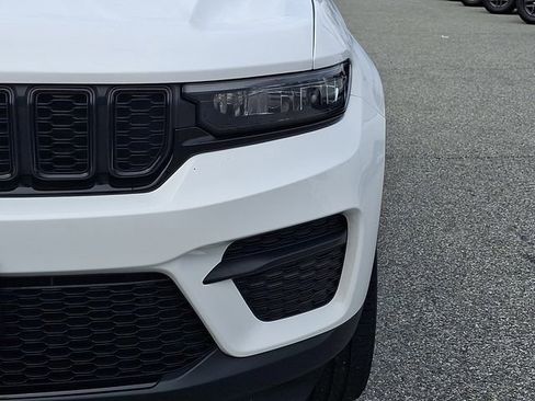 Used 2023 Jeep Grand Cherokee Altitude image 9