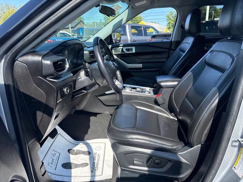 Used 2024 Ford Explorer XLT w/ Equipment Group 202A AWD/4WD image 26
