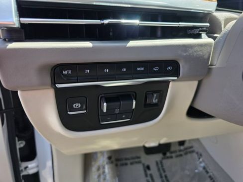Used 2025 Cadillac Escalade Premium Luxury Platinum AWD/4WD image 29