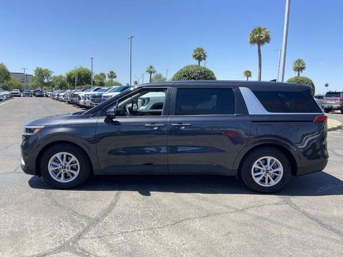 Used 2023 Kia Carnival LX FWD image 4