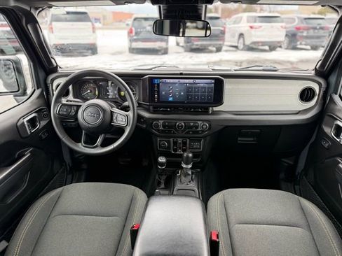 Used 2024 Jeep Wrangler Unlimited image 3