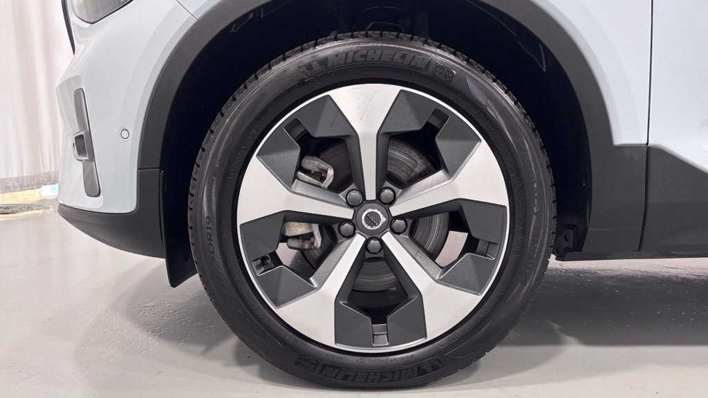 Certified 2026 Volvo XC40 B5 Plus AWD/4WD image 30