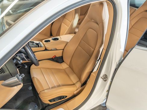 Certified 2023 Porsche Panamera image 4