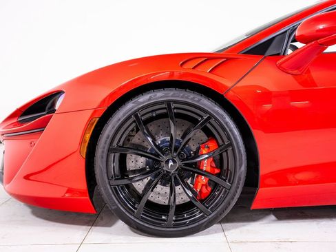 Used 2024 McLaren Artura RWD image 12