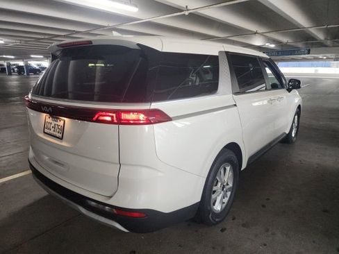 Used 2023 Kia Carnival LX FWD image 3