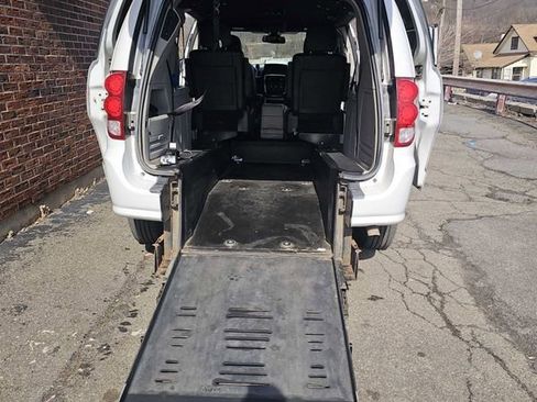 Used 2019 Dodge Grand Caravan SXT image 10