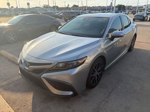 Used 2021 Toyota Camry SE FWD image 3