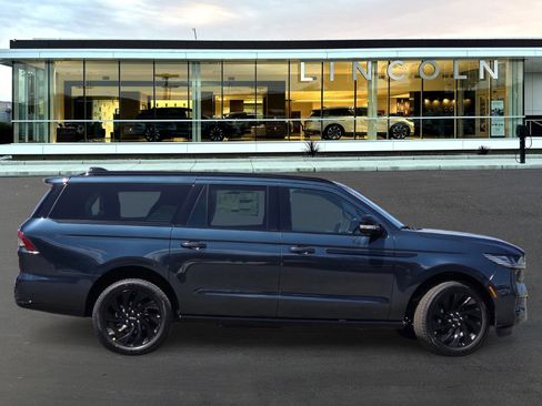 New 2026 Lincoln Navigator L Reserve AWD/4WD image 3