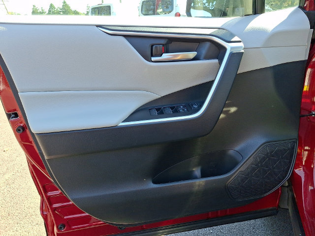 Used 2025 Toyota RAV4 XLE AWD/4WD image 14