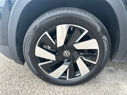 Used 2024 Volkswagen Atlas Cross Sport SE AWD/4WD image 34