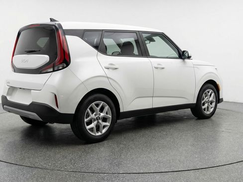 Used 2025 Kia Soul LX w/ LX Technology Package FWD image 9
