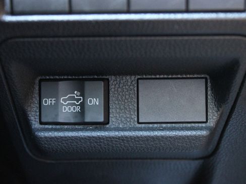 Used 2025 Toyota Tacoma SR5 AWD/4WD image 24