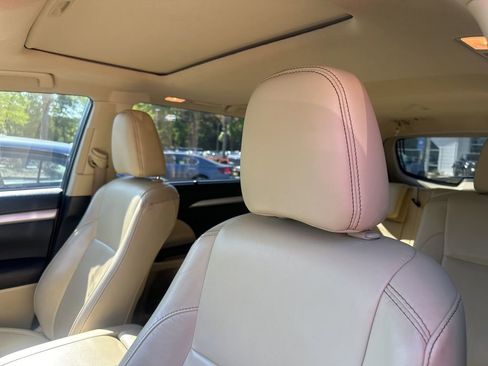 Used 2019 Toyota Highlander XLE FWD image 2