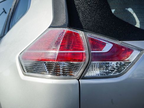 Used 2015 Nissan Rogue S FWD image 9