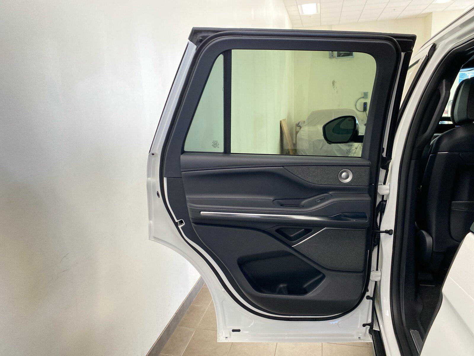 New 2025 Lincoln Navigator Reserve w/ Jet Appearance Package AWD/4WD image 11