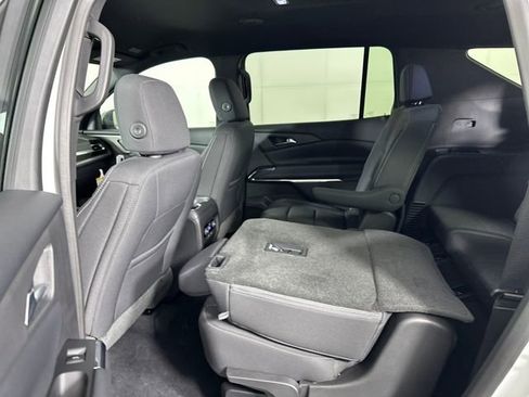 Used 2025 Chevrolet Traverse LT image 25