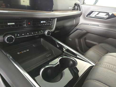 Used 2026 Chevrolet Tahoe High Country AWD/4WD image 19