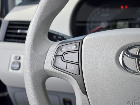 Used 2012 Toyota Sienna LE image 21