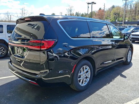 New 2026 Chrysler Pacifica Select image 3