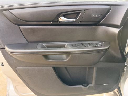 Used 2017 Chevrolet Traverse LT image 16