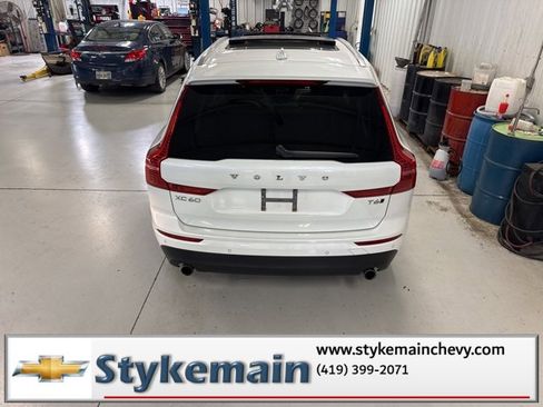 Used 2018 Volvo XC60 T6 Momentum w/ Convenience Package image 12