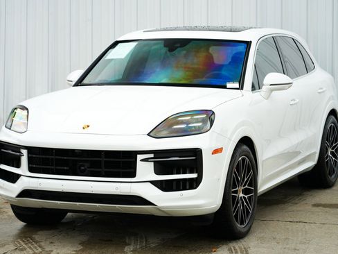 Used 2024 Porsche Cayenne S w/ Premium Package Plus image 54