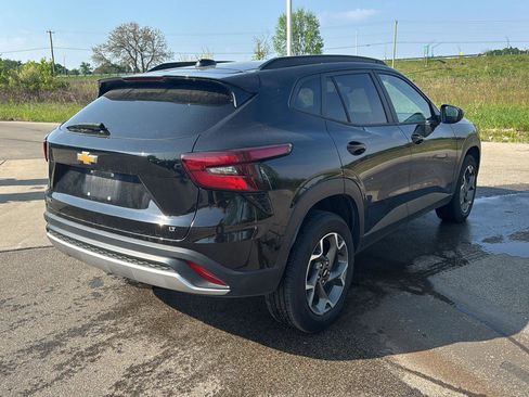 Used 2025 Chevrolet Trax LT w/ LT Convenience Package FWD image 5