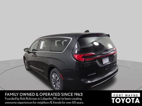 Used 2023 Chrysler Pacifica Touring-L FWD image 9