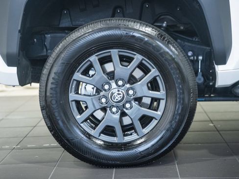 Used 2025 Toyota 4Runner SR5 AWD/4WD image 18