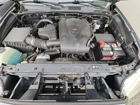 Used 2017 Toyota Tacoma TRD Sport image 11