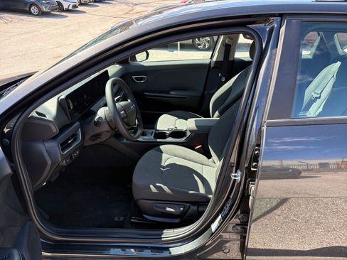 Used 2025 Kia K4 LXS image 25