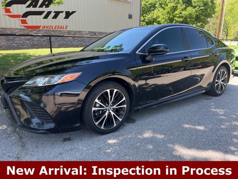 Used 2018 Toyota Camry SE FWD image 1