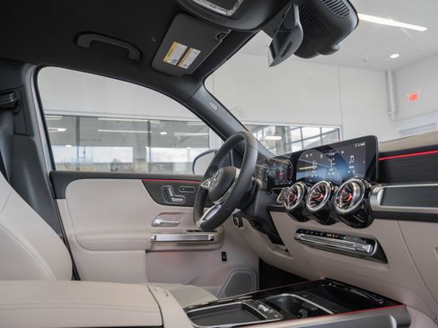Used 2025 Mercedes-Benz GLB 250 4MATIC image 18