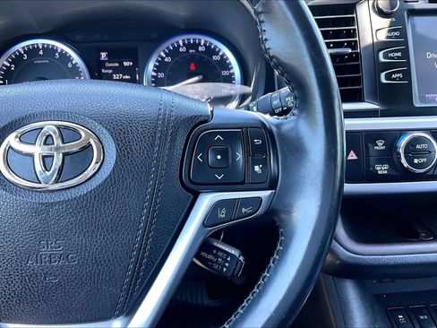 Used 2017 Toyota Highlander XLE AWD/4WD image 25