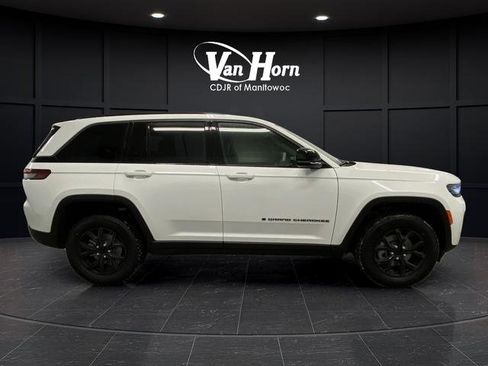 New 2026 Jeep Grand Cherokee Altitude image 2