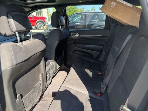 Used 2018 Jeep Grand Cherokee Laredo AWD/4WD image 13