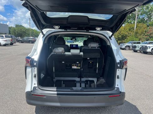 Used 2025 Toyota Sienna XLE FWD image 18