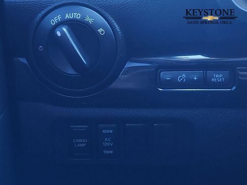 Used 2022 Nissan Titan SV w/ SV Utility Package image 25