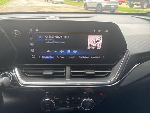 Used 2025 Chevrolet Trax RS w/ Sunroof Package FWD image 9