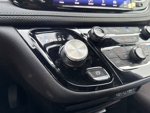 Used 2023 Chrysler Pacifica Touring FWD image 17