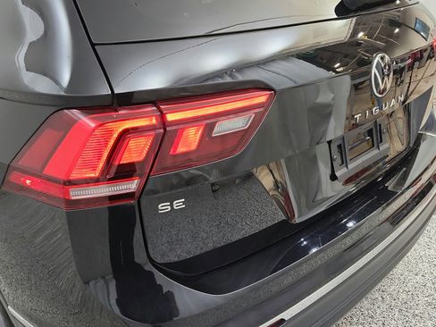 Used 2022 Volkswagen Tiguan SE w/ Panoramic Sunroof Package FWD image 28