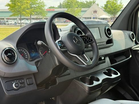 Used 2024 Mercedes-Benz Sprinter 2500 image 15