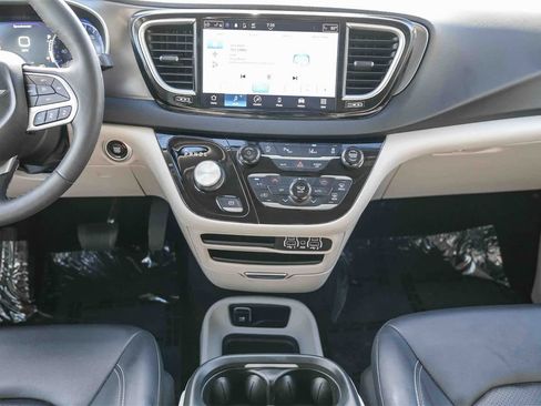 Used 2024 Chrysler Pacifica Touring-L image 12