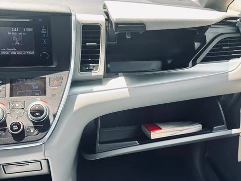 Used 2016 Toyota Sienna L FWD image 17