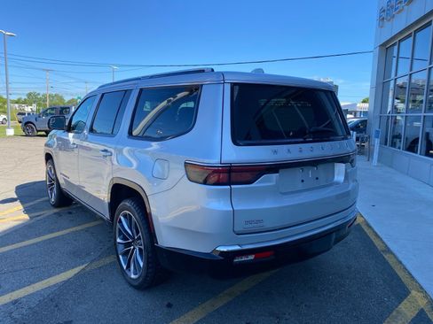Used 2023 Jeep Wagoneer Series III w/ Premium Group I AWD/4WD image 4