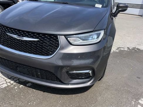 Used 2023 Chrysler Pacifica Touring-L FWD image 9