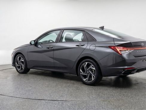 Used 2025 Hyundai Elantra SEL FWD image 6