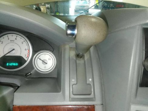 Used 2009 Chrysler Town & Country LX FWD image 35