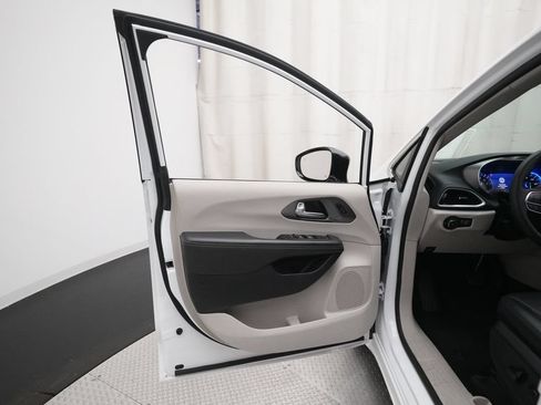 Used 2024 Chrysler Pacifica Touring-L FWD image 29