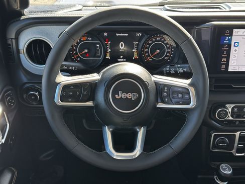 Used 2025 Jeep Wrangler Sahara image 17